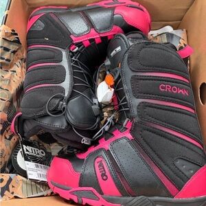 NEW Nitro Crown TLS snowboarding boots women’s size 7
